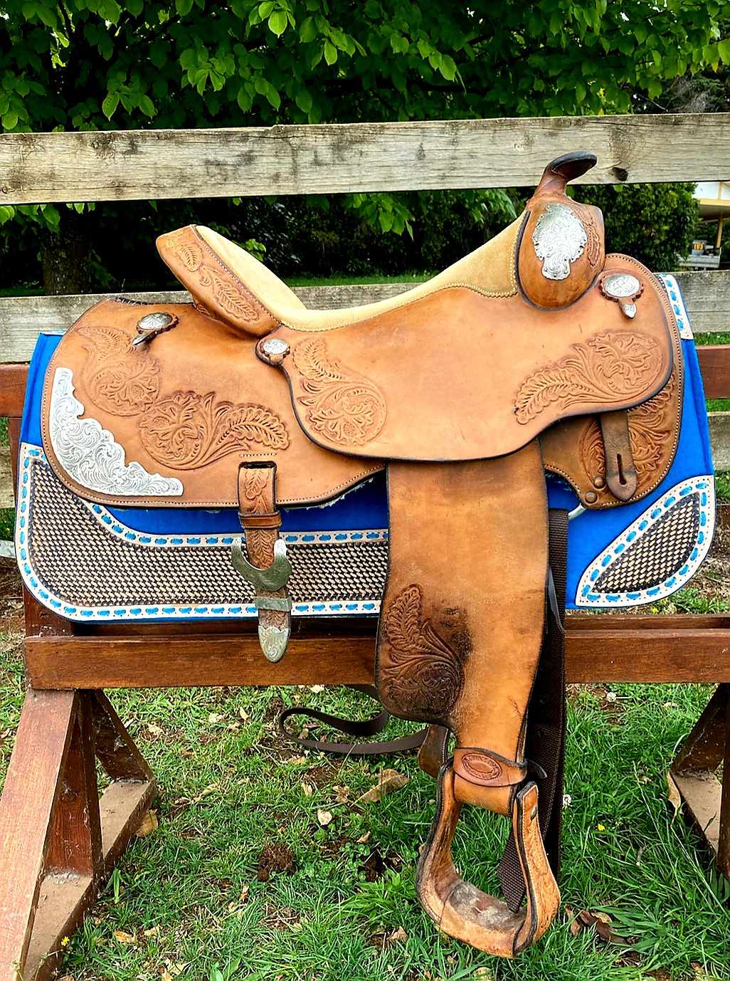 Western Saddle Pad Felt Contoured 31" X 32"   Royal Blue